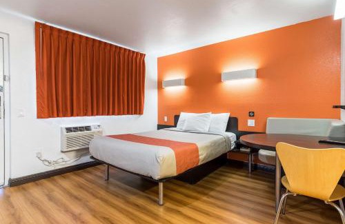 Riverside Hotel | Convenient Motel 6 Riverside, CA - UCR East with Pet Access