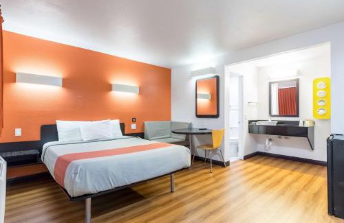 Riverside Hotel | Convenient Motel 6 Riverside, CA - UCR East with Pet Access