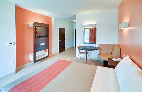 Roanoke Hotel | Convenient Comfort at Motel 6 Roanoke - Northlake Speedway