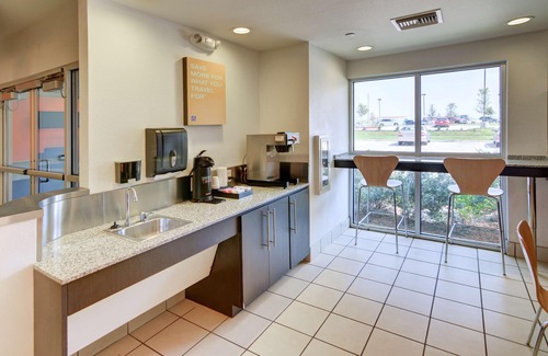 Roanoke Hotel | Convenient Comfort at Motel 6 Roanoke - Northlake Speedway