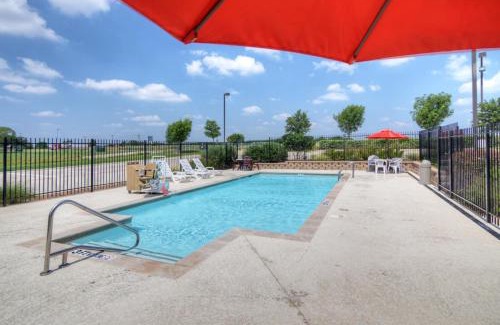 Roanoke Hotel | Convenient Stay at Motel 6 Roanoke - Pet Friendly & Pool