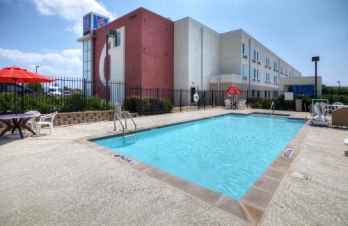 Roanoke Hotel | Convenient Stay at Motel 6 Roanoke - Pet Friendly & Pool