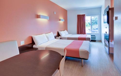 Roanoke Hotel | Convenient Stay at Motel 6 Roanoke - Pet Friendly & Pool