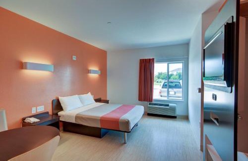 Roanoke Hotel | Convenient Stay at Motel 6 Roanoke - Pet Friendly & Pool