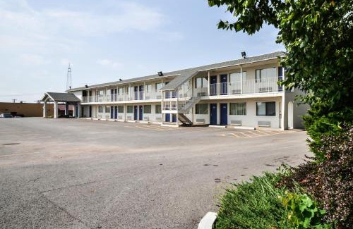 St. Joseph Hotel | Budget-Friendly Motel 6 in Saint Joseph, MO for Families