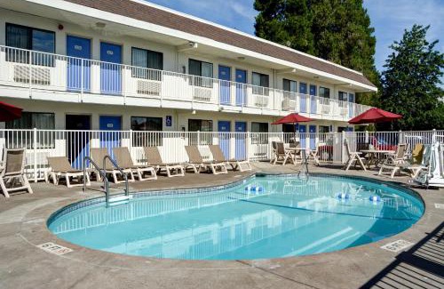 Salem Hotel | Comfortable Motel 6 in Salem, OR - Pet Friendly & Pool Access