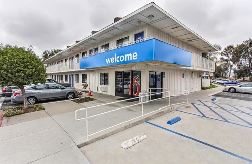 Salinas Hotel | Convenient Motel 6-Salinas, CA with Pool & Pet Friendly Stay