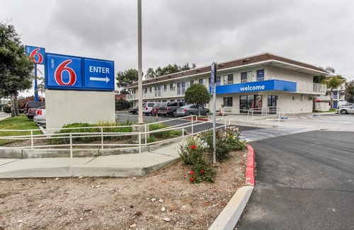 Salinas Hotel | Convenient Motel 6-Salinas, CA with Pool & Pet Friendly Stay
