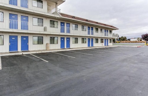 Salinas Hotel | Convenient Motel 6-Salinas, CA with Pool & Pet Friendly Stay