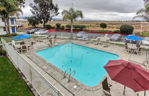 Salinas Hotel | Convenient Motel 6-Salinas, CA with Pool & Pet Friendly Stay