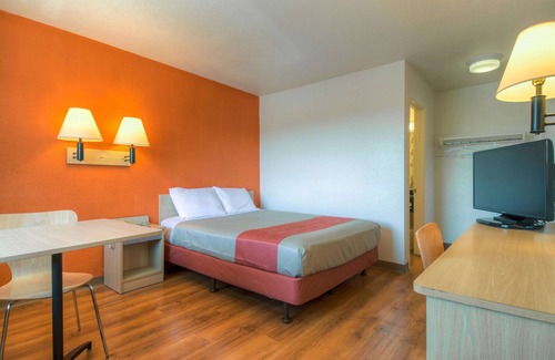 San Ysidro Hotel | Budget-Friendly Motel 6 San Ysidro with Pool & Breakfast