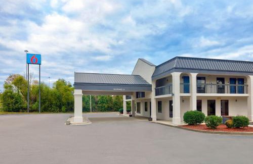 Scottsboro Hotel | Budget-Friendly Motel 6 Scottsboro, AL with Pool & Pets Welcome