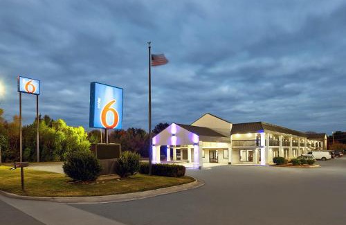 Scottsboro Hotel | Budget-Friendly Motel 6 Scottsboro, AL with Pool & Pets Welcome