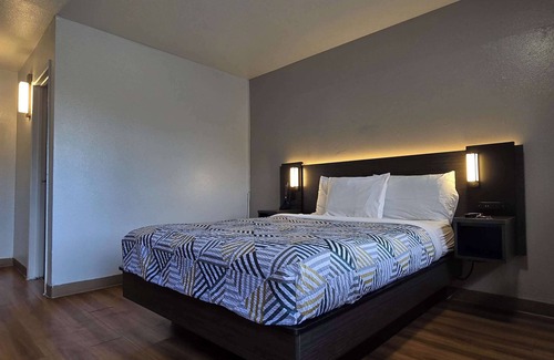Slidell Hotel | Budget-Friendly Motel 6 Slidell, LA with Pool & Breakfast