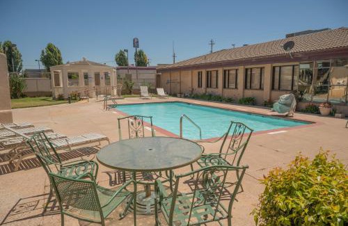 Soledad Hotel | Pet-Friendly Motel 6 in Soledad, CA with Pool & Dining