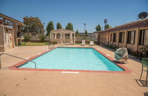 Soledad Hotel | Pet-Friendly Motel 6 in Soledad, CA with Pool & Dining