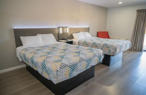 Soledad Hotel | Pet-Friendly Motel 6 in Soledad, CA with Pool & Dining