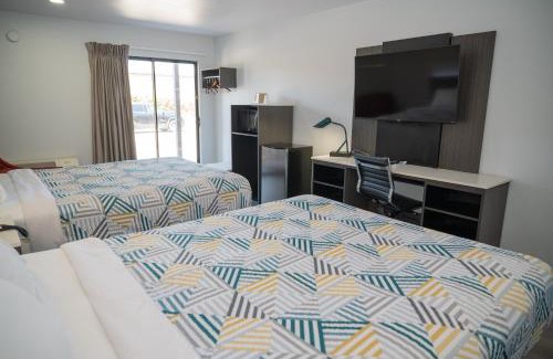 Soledad Hotel | Pet-Friendly Motel 6 in Soledad, CA with Pool & Dining