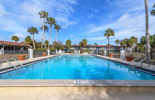Weeki Wachee Hotel | Convenient Stay at Motel 6-Spring Hill, FL - Weeki Wachee