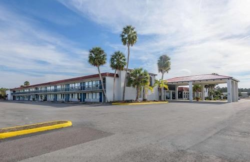 Weeki Wachee Hotel | Convenient Stay at Motel 6-Spring Hill, FL - Weeki Wachee