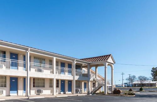 Stephenville Hotel | Comfortable Stay at Motel 6-Stephenville, TX - Pet Friendly