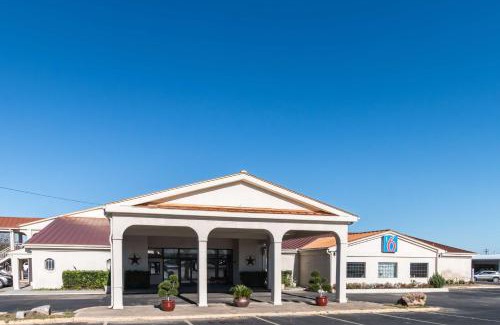 Stephenville Hotel | Comfortable Stay at Motel 6-Stephenville, TX - Pet Friendly