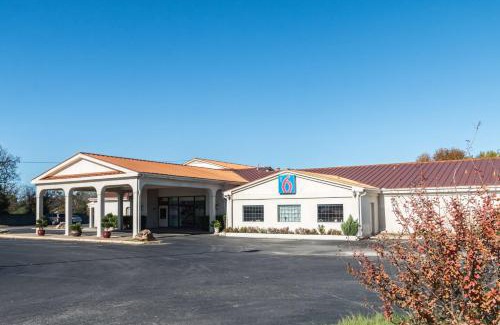 Stephenville Hotel | Comfortable Stay at Motel 6-Stephenville, TX - Pet Friendly