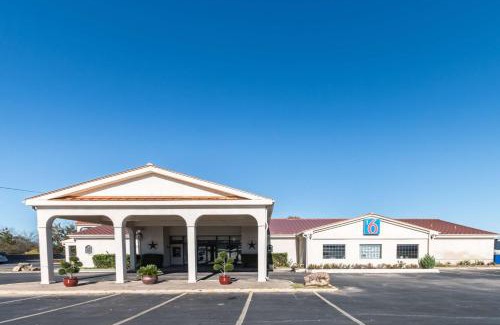 Stephenville Hotel | Comfortable Stay at Motel 6-Stephenville, TX - Pet Friendly