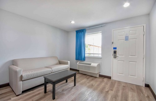 Sulphur Hotel | Budget-Friendly Motel 6 in Sulphur, LA with Breakfast