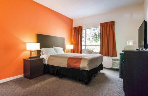 Newton Hotel | Budget-Friendly Motel 6 Surrey, BC with Ocean View & Breakfast