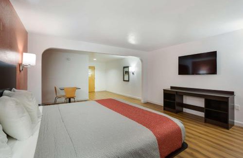 Suwanee Hotel | Pet-Friendly Comfort at Motel 6 Suwanee, GA - Gwinnett Center