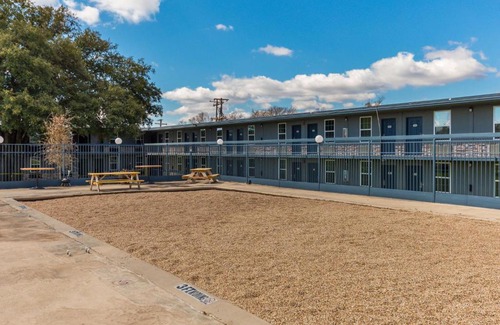 Temple Hotel | Comfortable Motel 6 in Temple, TX - Pet Friendly & Accessible