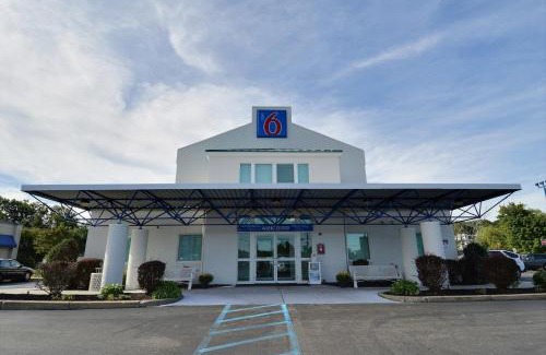 Tewksbury Hotel | Budget-Friendly Motel 6 in Tewksbury, MA - Pet Friendly Stay