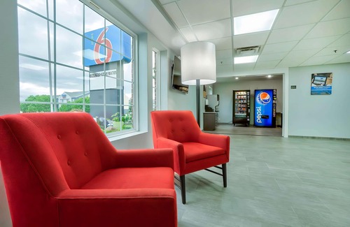 Tulsa Hotel | Budget-Friendly Stay at Motel 6 Tulsa with Pool & Breakfast