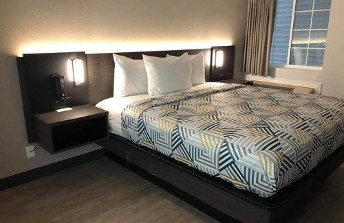 Tulsa Hotel | Budget-Friendly Stay at Motel 6 Tulsa with Pool & Breakfast