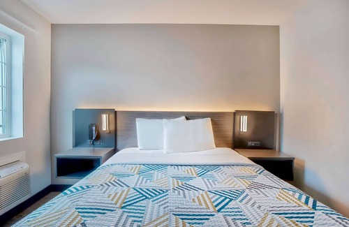 Tulsa Hotel | Budget-Friendly Stay at Motel 6 Tulsa with Pool & Breakfast