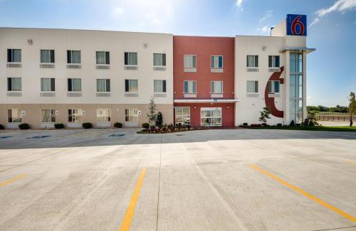 Tulsa Hotel | Budget-Friendly Motel 6 in Tulsa with Pet & Child Amenities