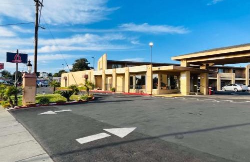 Vallejo Hotel | Pet-Friendly Motel 6 Vallejo - Explore Napa Valley Adventures