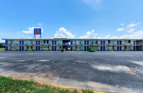 Van Buren Hotel | Comfortable Stay at Motel 6-Van Buren, AR I-40 with Pets Welcome
