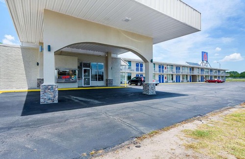 Van Buren Hotel | Comfortable Stay at Motel 6-Van Buren, AR I-40 with Pets Welcome