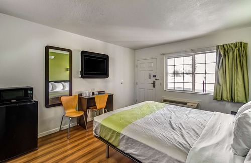 Visalia Hotel | Budget-Friendly Motel 6 Visalia: Pool & Breakfast Included