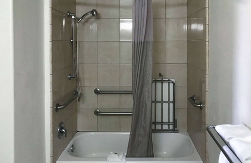 Visalia Hotel | Budget-Friendly Motel 6 Visalia: Pool & Breakfast Included