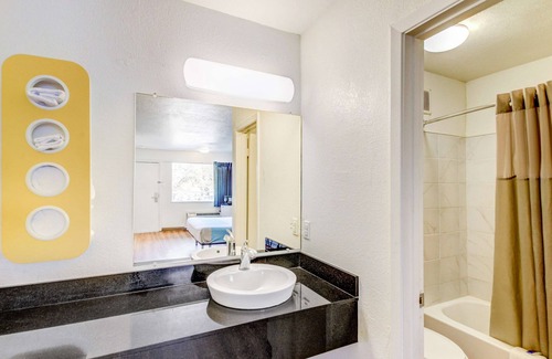 Lacy-Lakeview Hotel | Convenient Stay at Motel 6 Waco, TX - Perfect for Families
