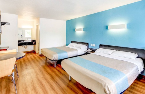 Lacy-Lakeview Hotel | Convenient Stay at Motel 6 Waco, TX - Perfect for Families