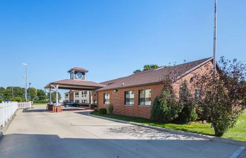 Waterloo Hotel | Budget-Friendly Motel 6 Near Crossroads Mall, Cedar Falls