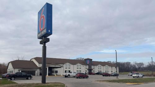 Waterloo Hotel | Budget-Friendly Motel 6 in Waterloo, IA with Pool & Pet Access