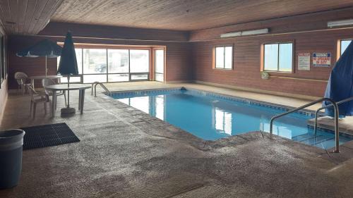 Waterloo Hotel | Budget-Friendly Motel 6 in Waterloo, IA with Pool & Pet Access