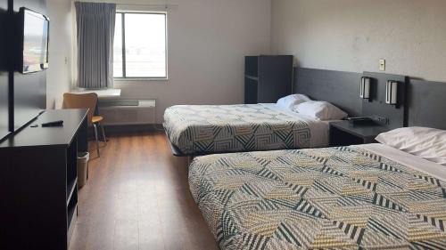 Waterloo Hotel | Budget-Friendly Motel 6 in Waterloo, IA with Pool & Pet Access