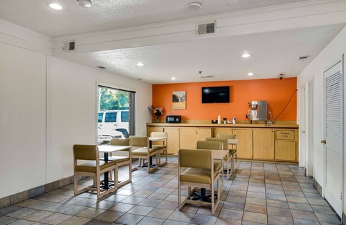 Waukegan Hotel | Budget-Friendly Motel 6 Waukegan with Breakfast Included