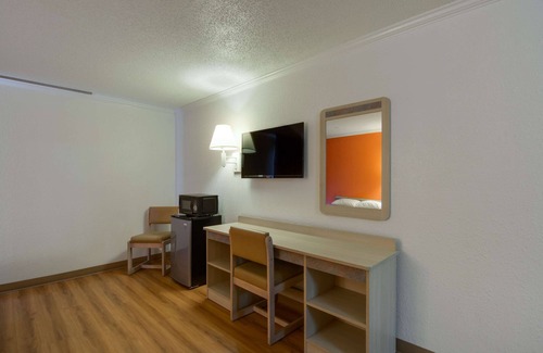 Waukegan Hotel | Budget-Friendly Motel 6 Waukegan with Breakfast Included